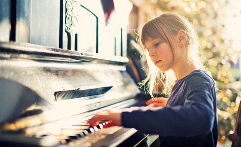 piano_girl_playing.jpg